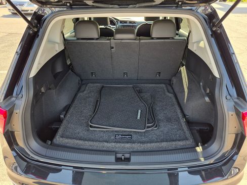 Used 2022 Volkswagen Tiguan SE AWD/4WD image 32