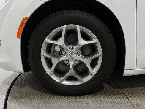 Used 2019 Chrysler Pacifica Limited FWD image 46