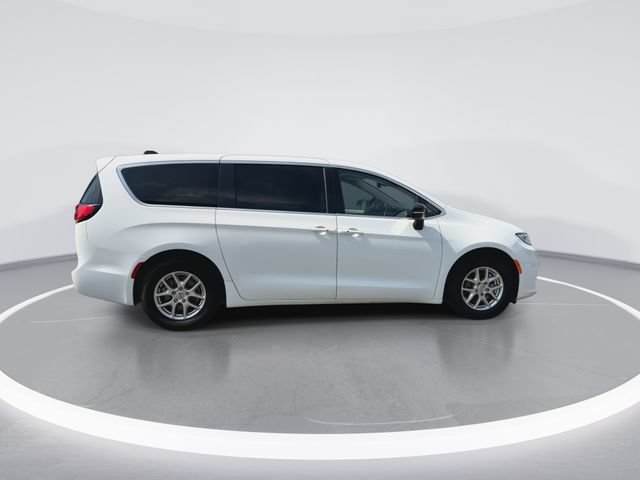 Used 2024 Chrysler Pacifica Touring-L FWD image 9