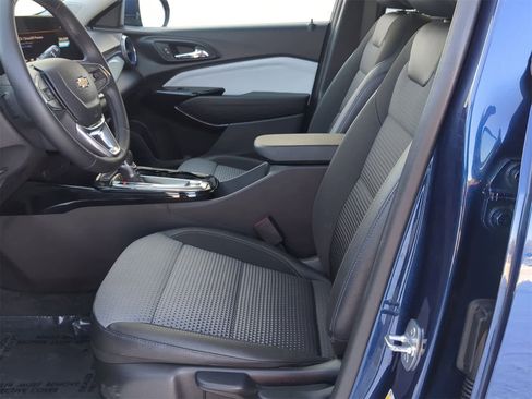 Used 2024 Chevrolet Trax LT w/ LT Convenience Package image 23
