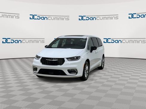 New 2026 Chrysler Pacifica Limited image 4