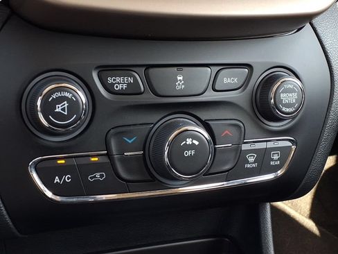 Used 2015 Jeep Cherokee Latitude FWD image 15