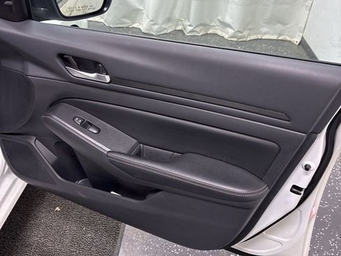 Used 2025 Nissan Altima 2.5 SV FWD image 30