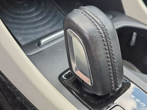 Used 2019 Volvo XC40 T4 Momentum FWD image 25