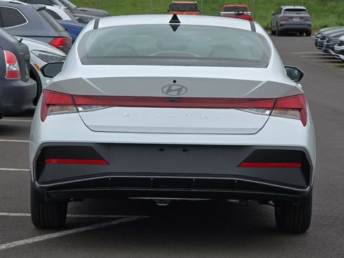 Used 2025 Hyundai Elantra SE image 4