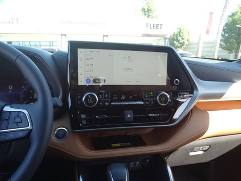 New 2026 Toyota Highlander Platinum image 18