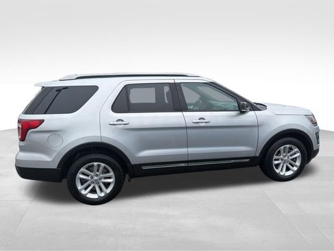 Used 2016 Ford Explorer XLT w/ Equipment Group 201A image 5