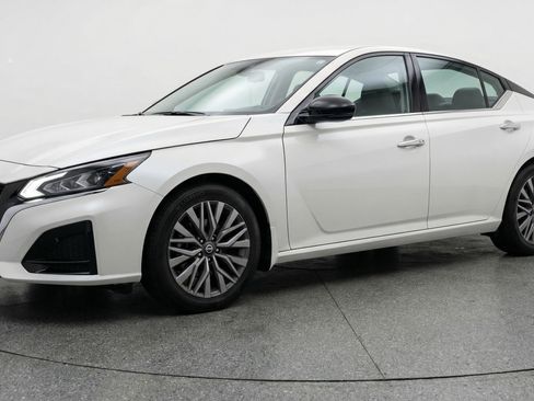 Used 2025 Nissan Altima 2.5 SV image 3