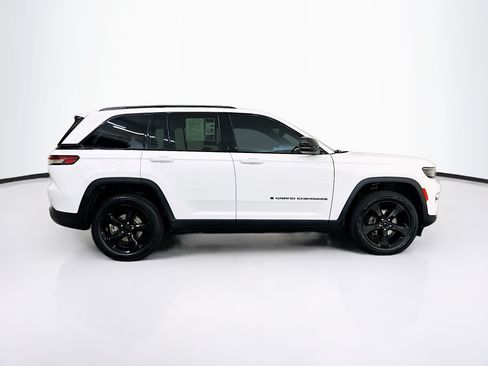 Used 2023 Jeep Grand Cherokee Altitude AWD/4WD image 10
