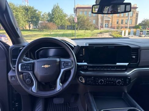 Used 2025 Chevrolet Silverado 2500 LTZ w/ LTZ Convenience Package AWD/4WD image 15
