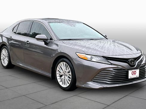 Used 2020 Toyota Camry XLE FWD image 3