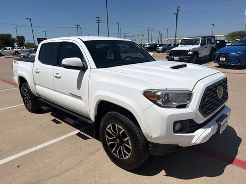 Used 2020 Toyota Tacoma TRD Sport RWD image 3