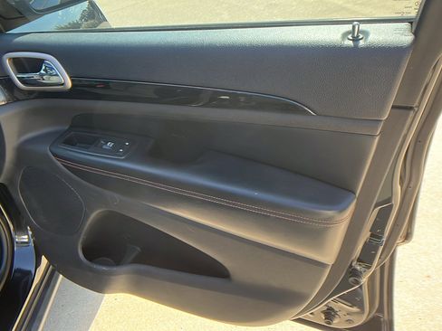 Used 2016 Jeep Grand Cherokee Laredo 75th Anniversary image 19