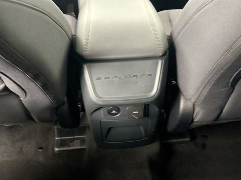 Used 2025 Ford Explorer Active AWD/4WD image 25