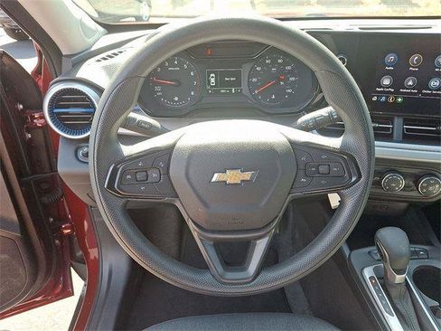 Used 2025 Chevrolet Trax LS image 19