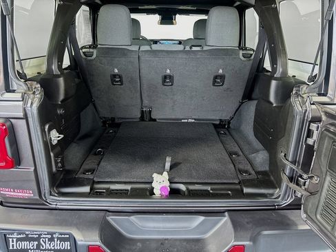 Used 2025 Jeep Wrangler Unlimited Sahara AWD/4WD image 24