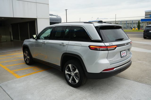 Used 2023 Jeep Grand Cherokee Limited w/ Luxury Tech Group II AWD/4WD image 36