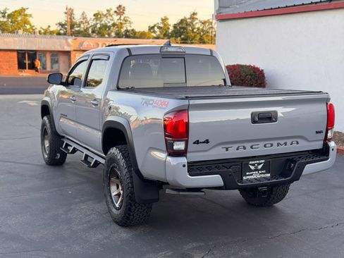 Used 2019 Toyota Tacoma TRD Off-Road AWD/4WD image 4