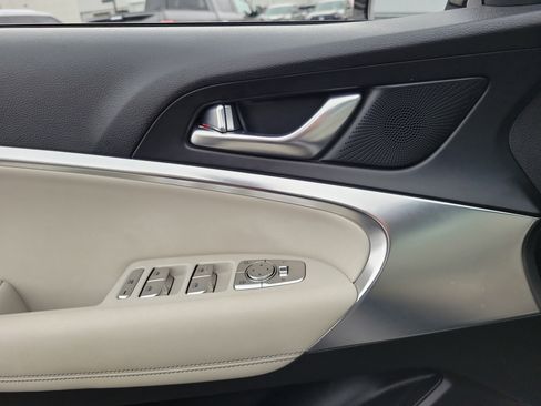 Used 2025 Genesis G70 2.5T image 17