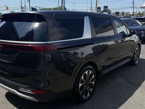 Used 2023 Kia Carnival EX FWD image 5