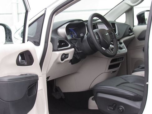 Used 2024 Chrysler Pacifica Touring-L FWD image 8