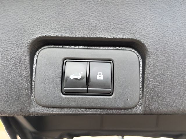 Used 2025 Nissan Rogue SV AWD/4WD image 9