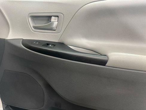 Used 2019 Toyota Sienna LE FWD image 39