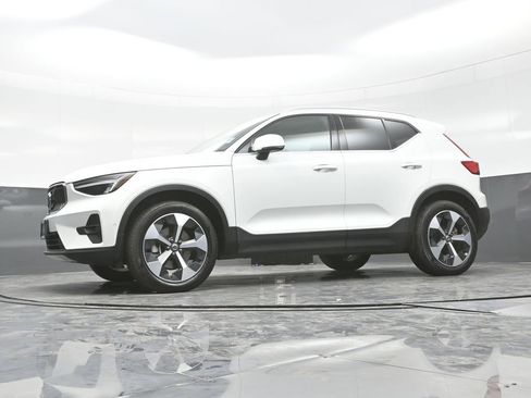 Used 2025 Volvo XC40 B5 Plus AWD/4WD image 25