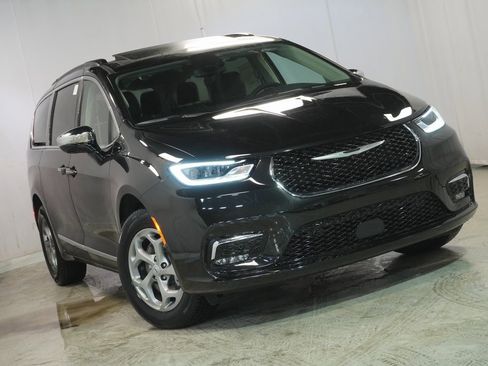 New 2023 Chrysler Pacifica Limited w/ Uconnect Theater Family Group image 8