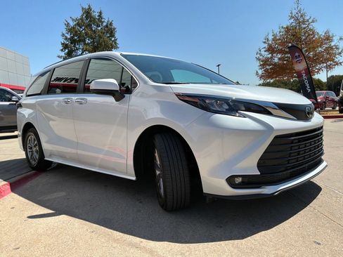 Used 2026 Toyota Sienna XLE FWD image 4