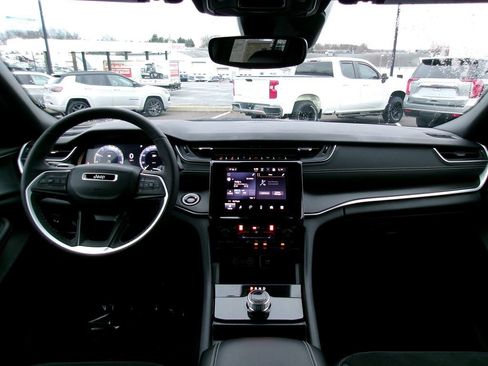 Certified 2024 Jeep Grand Cherokee Altitude image 12