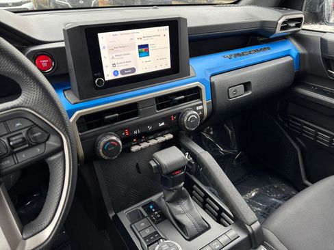 Used 2025 Toyota Tacoma TRD Off-Road image 17