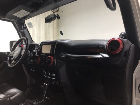 Used 2012 Jeep Wrangler Unlimited Sahara image 13