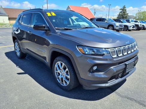 Used 2022 Jeep Compass Latitude image 3