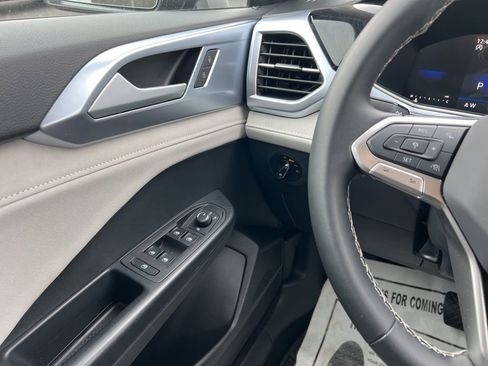 Used 2025 Volkswagen Taos SE image 19