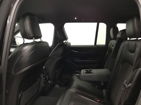 Used 2023 Jeep Grand Cherokee Altitude image 12