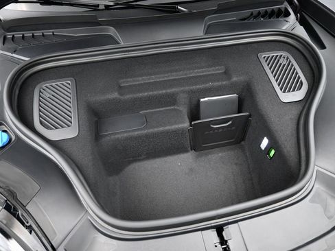 Certified 2025 Porsche Macan 4 Electric image 33