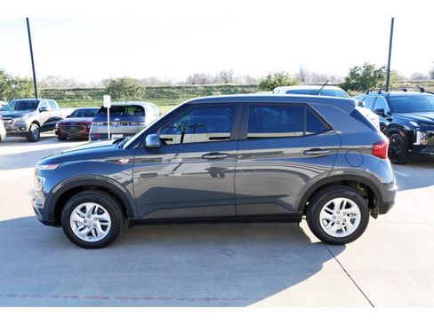Certified 2025 Hyundai Venue SE image 5