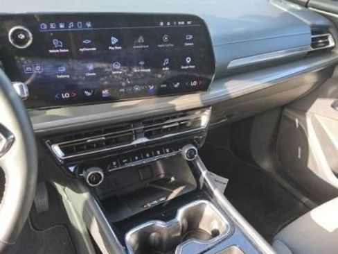 Used 2026 Chevrolet Traverse LT w/ Driver Confidence Package FWD image 9