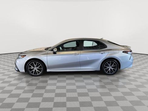 Used 2022 Toyota Camry SE image 2