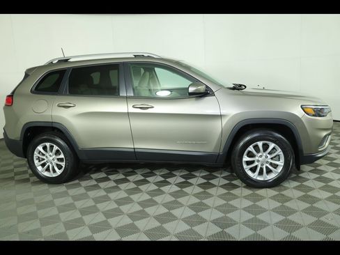 Used 2020 Jeep Cherokee Latitude w/ Cold Weather Group image 2