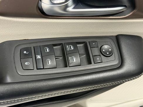 Used 2022 Chrysler Voyager LX FWD image 21