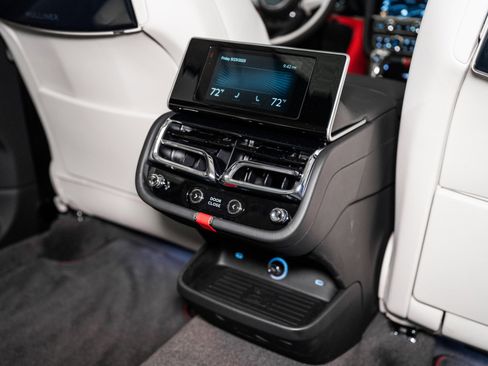 Used 2025 Bentley Bentayga Extended Wheelbase image 30