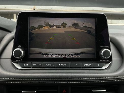 Used 2025 Nissan Rogue SV image 31