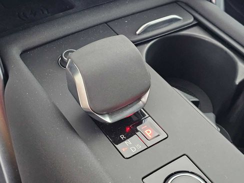 Certified 2024 Land Rover Discovery Dynamic SE image 32