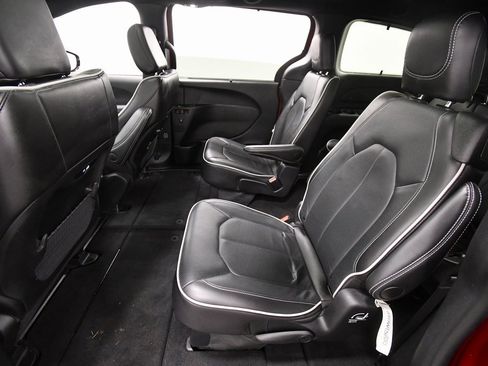 Used 2025 Chrysler Pacifica Limited image 15