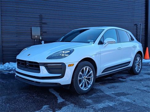 New 2025 Porsche Macan image 1