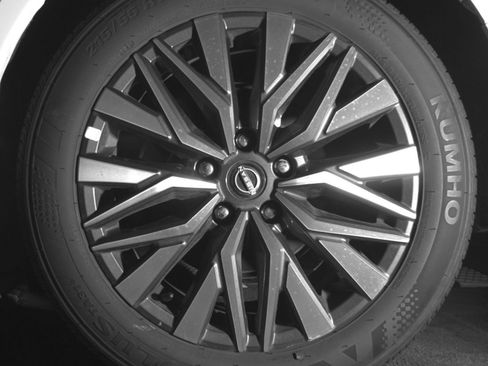Used 2025 Nissan Altima 2.5 SV FWD image 11