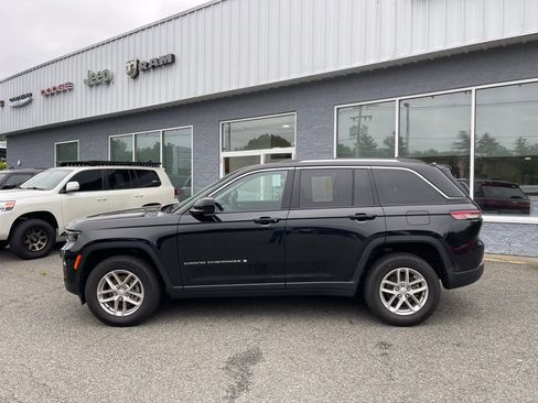 Used 2023 Jeep Grand Cherokee Laredo X AWD/4WD image 3