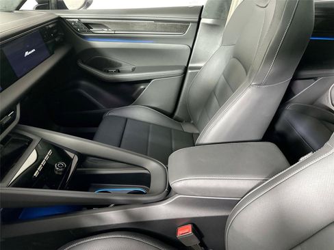 Certified 2025 Porsche Macan Turbo Electric AWD/4WD image 30